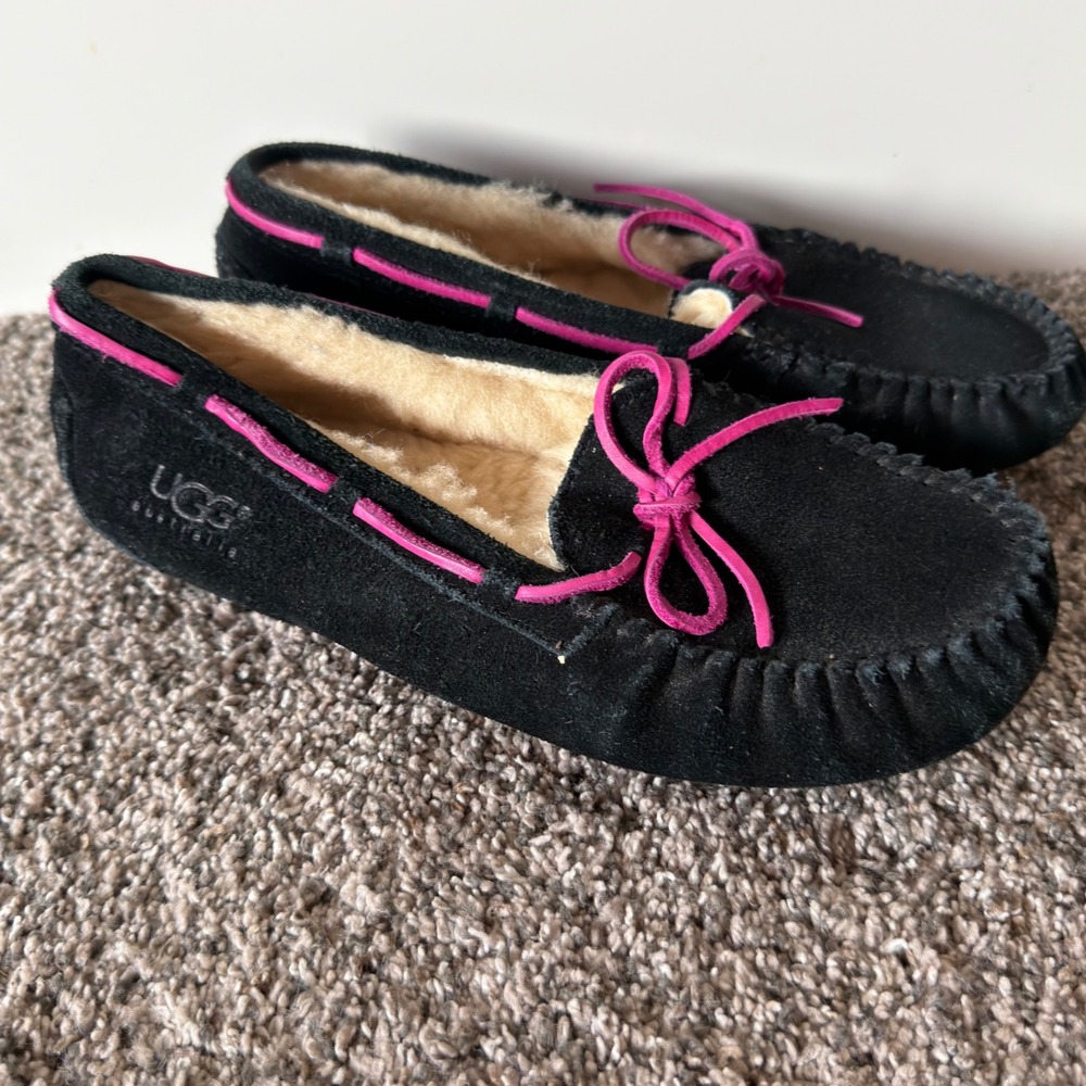 UGG Australia Dakota Black Suede Pink Lace Moccasin Slippers Womens 5 5612